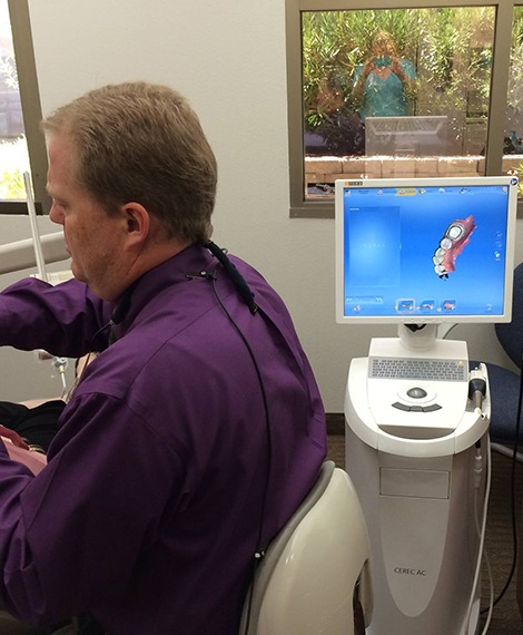 Doctor Noorda using the CEREC system to treat a dental patient